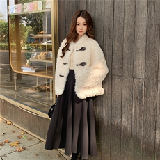 2025冬装新款米色牛角扣皮毛一体外套2B082-2256-p265k398，女装短外套，2B082
