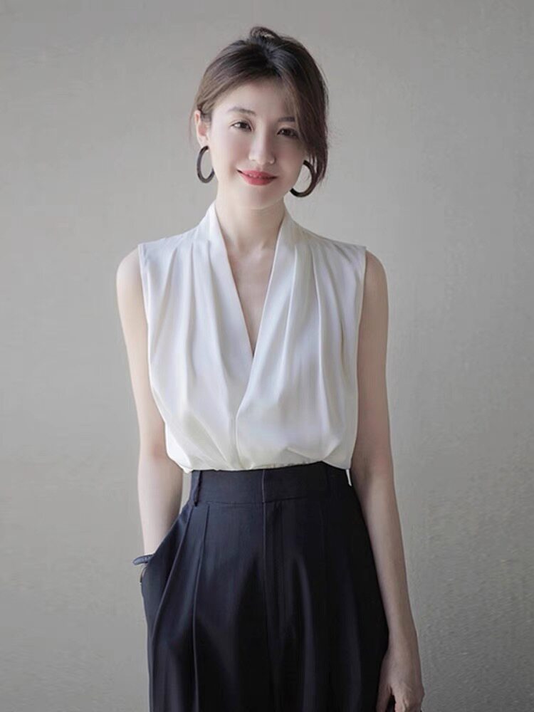 简约通勤韩版v领针织背心女薄款宽松休闲精纺细羊毛无袖打底衫潮图片