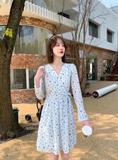 V领清新小碎花甜美可爱气质修身收腰显瘦刺绣短款连衣裙，女装连衣裙，荷塘月色