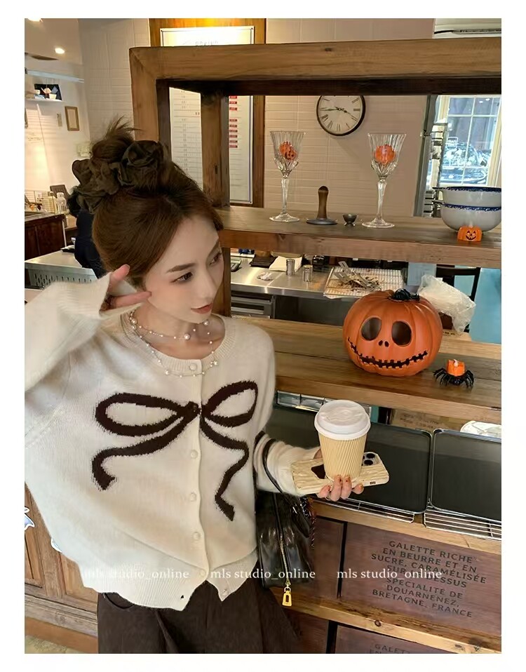 2025年秋季新款百搭蝴蝶结印花长袖开衫，女装针织衫/毛衣，米咔羊绒