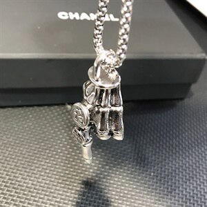 G1840欧美手指吊坠个性项链创意男士钛钢吊坠T恤链毛衣链配饰图片