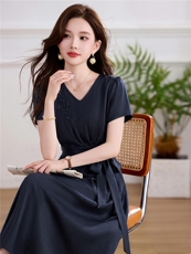 时尚潮流2026年夏季气质钉珠V领修身连衣裙，女装连衣裙，伊航服饰