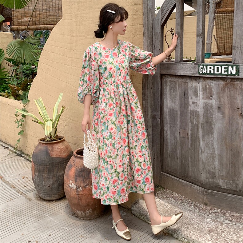 多巴胺粉色碎花连衣裙2025新款女夏森系甜美宽松遮肚显瘦法式长裙图片
