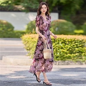 2026年夏季新款v领连衣裙长裙45度斜裁乔其纱旅游女士中高腰长裙图片
