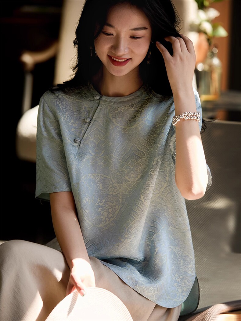 东方颂雅-云舒小衫提花斜襟盘扣宽松短袖上衣2025年夏季，女装衬衫，梦白服饰厂