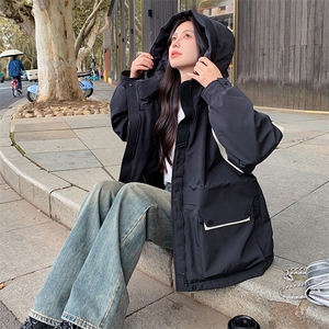 2024年冬季新款街头风时尚白鸭绒冲锋衣外套加绒加厚羽绒服女图片