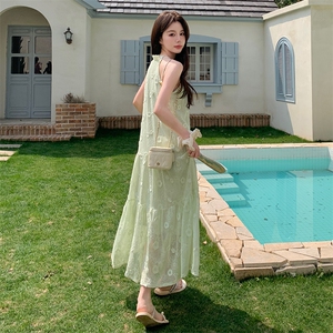 法式绝美挂脖连衣裙女2025夏季新款超好看独特漂亮海边度假风长裙图片