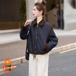 时尚拼接翻领加绒牛仔短外套女2024冬季新款小个子休闲羊羔毛棉服图片