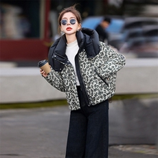 时尚印花连帽羽绒服女2024冬季洋气独特别致小个子短款白鸭绒外套，女装羽绒服，歌伊格美