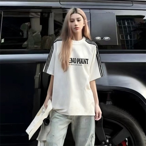 抖音得物品质二开240克宽松纯棉美式潮牌印花三条杠中性风短袖T恤图片
