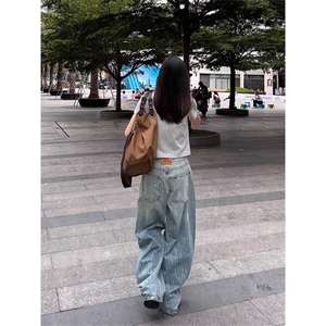 N1502-P53闪电纹字母纹理烫钻弯刀牛仔裤,直筒运动裤搭配什么上衣好看图片