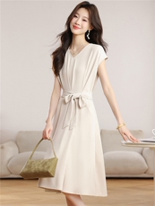 2026夏季绑带V领法式短袖高腰显瘦连衣裙女设计感赫本温柔风长裙，女装连衣裙，艾米