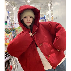 牛角扣红色连帽羽绒服女冬超火好看高级小众独特漂亮短款加厚外套，女装羽绒服，2D035