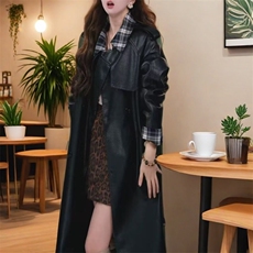 2025年秋季常规修身中长款格子拼接皮衣外套通勤显瘦，女装皮衣，红依娜