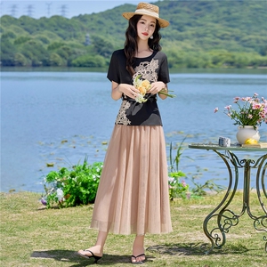 现货2026夏季新款时尚刺绣洋气潮流宽松遮肉显瘦两件套裙套装女图片