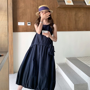 藏青色无袖连衣裙女夏2025新款学院风超火爆款减龄花苞灯笼背带裙,夏天保守成熟穿搭图片
