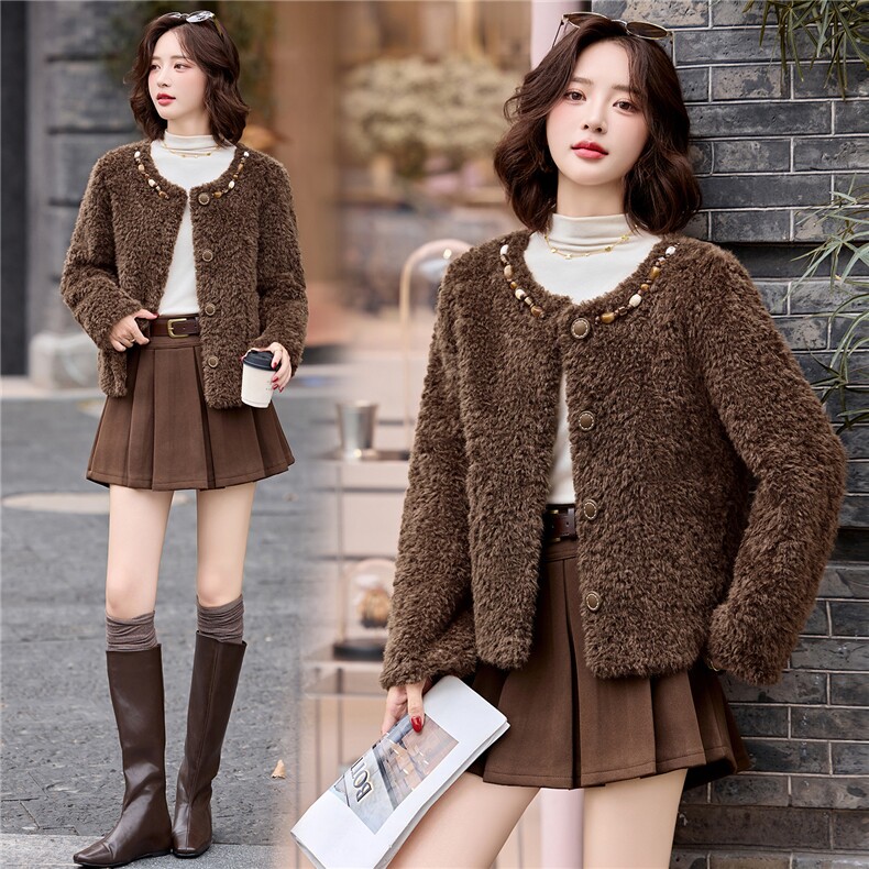 2025年秋冬新款圆领串珠羊羔毛带小挎包皮毛一体外套，女装羊羔毛/颗粒绒，鑫鑫美