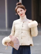 现货。2025年潮冬季真狐狸毛重工刺绣钉珠短款新中式羽绒服新款，女装羽绒服，艾仟回(原伊仟回)