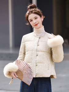 现货。2025年潮冬季真狐狸毛重工刺绣钉珠短款新中式羽绒服新款图片