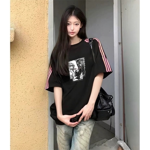 抖音得物品质二开240克宽松纯棉美式潮牌印花三条杠中性风短袖T恤图片