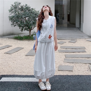 米白色刺绣马甲套装裙女2025夏季新款小清新甜美减龄半身裙两件套图片