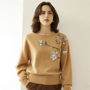 秋冬季新款舒适时尚百搭女士刺绣圆领35%羊绒衫图片