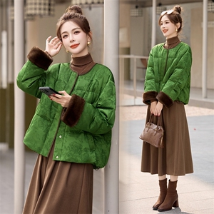 短款羽绒服女2025冬季新款小个子高级感超好看新中式G风提花外套,灰色中长款毛衣下身搭配什么衣服图片