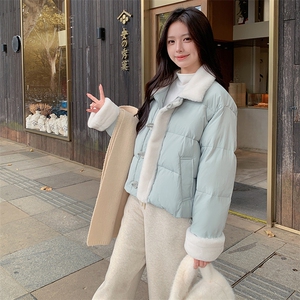 蓝色羊羔毛拼接羽绒服女短款2025冬季新款今年流行小个子保暖外套图片