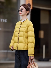 黄色时尚立领短款羽绒服女2025冬季新款宽松百搭超好看白鸭绒外套，女装羽绒服，余墨
