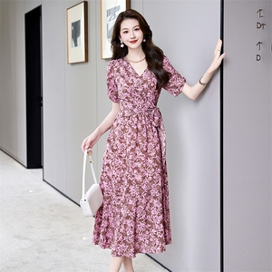 欧洲站女士夏装2024新款气质显瘦优雅设计感法式v领荷叶袖连衣裙图片