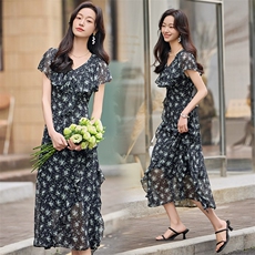 夏季新款法式碎花荷叶边洋气连衣裙时尚V领设计中长款A字群，女装连衣裙，初闻兮