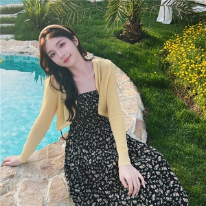 松弛感穿搭开衫配碎花吊带连衣裙女夏超火绝美度假风雪纺长裙套装图片