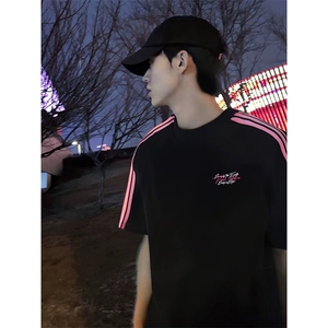 抖音得物品质二开240克宽松纯棉美式潮牌印花三条杠中性风短袖T恤图片