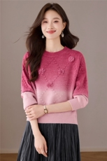 2025秋日穿搭花朵点缀设计感小众渐变色女式毛衣粉色韩版气质新款，女装羊毛衫，艾米