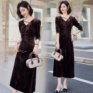 高端金丝绒v领花朵装饰连衣裙女2024秋新款气质时尚修身显瘦裙子图片