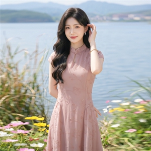 新中式刺绣连衣裙女夏新款收腰显瘦设计感度假风长裙子