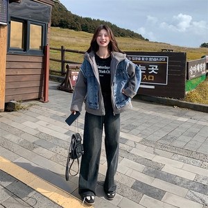 羊羔毛连帽拼接牛仔加厚派克服女冬季2024新款美式时髦机车服棉服图片