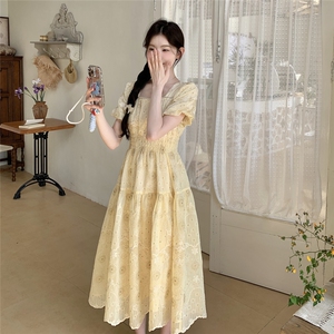 黄色重工刺绣法式连衣裙女2025年新款夏日独特漂亮掐腰绝美小裙子图片