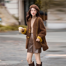 2025年冬季新款配小包皮毛一体休闲宽松外套，女装羊羔毛/颗粒绒，乐吉娜