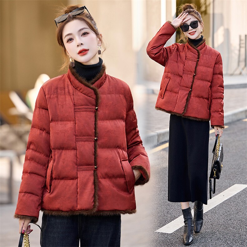 新中式G风羽绒服女2025冬新款今年流行独特漂亮短款红色盘扣外套,女装羽绒服,伊仟回