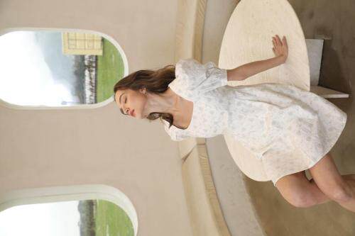 现货重工刺绣面料修身连衣裙蓝色白色黑色，女装连衣裙，Lavia芙纳薇娅