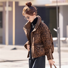 时尚豹纹短款立领羽绒服女2025冬新款加厚保暖，女装羽绒服，余墨