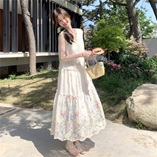 重工刺绣系带无袖连衣裙女2025年夏季新款海边度假风宽松绝美长裙，女装连衣裙，2C201