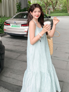 薄荷绿色法式吊带连衣裙女夏季2024新款度假风挂脖串珠气质长裙子图片