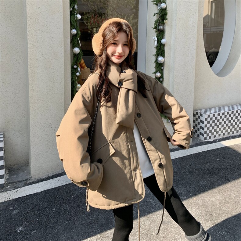 驼色立领羽绒服女2025冬季中长款宽松纽扣装饰保暖外套上衣配围脖,女装羽绒服,艾米莉亚