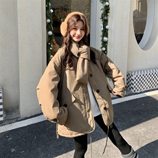 驼色立领羽绒服女2025冬季中长款宽松纽扣装饰保暖外套上衣配围脖，女装羽绒服，艾米莉亚