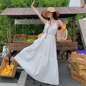 法式温柔白月光连衣裙女2025夏季新款收腰独特漂亮V领气质吊带裙图片