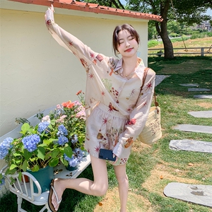 法式海边度假休闲套装女夏季2025新款长袖印花防晒衬衫短裤两件套图片