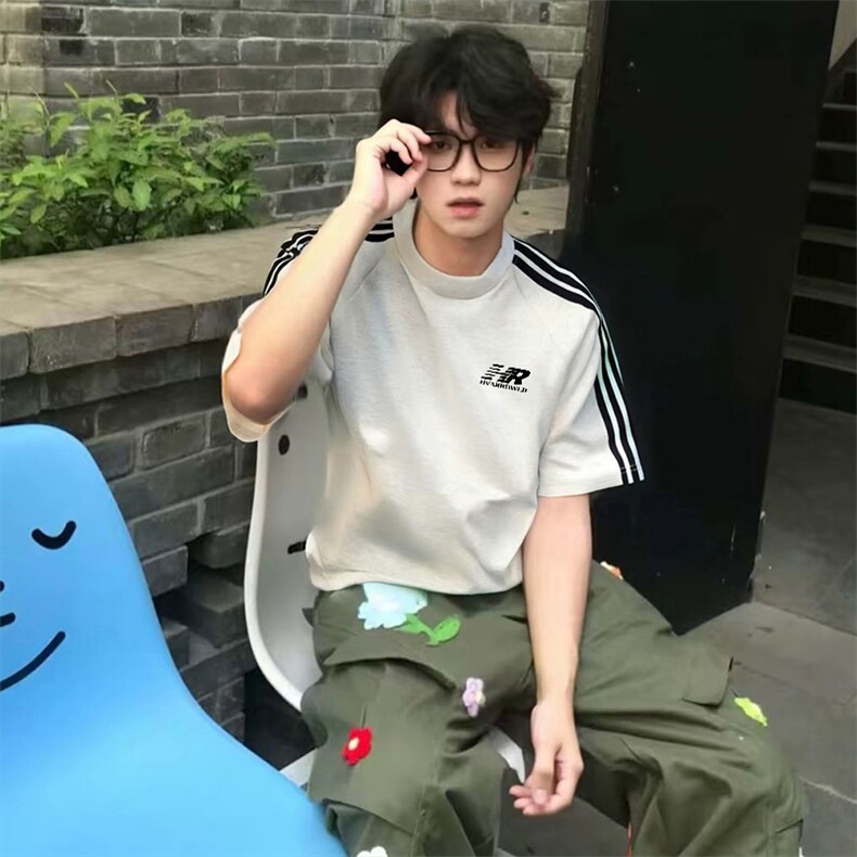 抖音得物品质二开240克宽松纯棉美式潮牌印花三条杠中性风短袖T恤图片