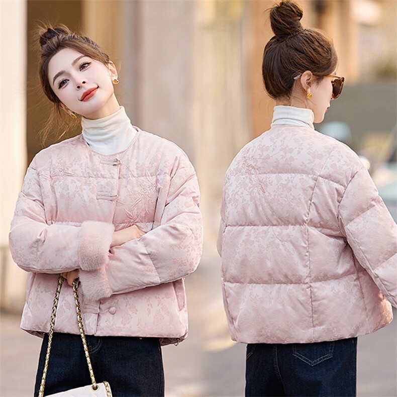 新中式国风羽绒服女2025冬季新款小个子今年流行短款粉色盘扣外套,女装羽绒服,奕可儿